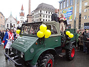 im Unimog wurden sie auf den Marienplatz gehafren: das neue Prinzenpaar der Würmesia Dominik I. und Franziska I. (©Foto: MartiN Schmitz)
